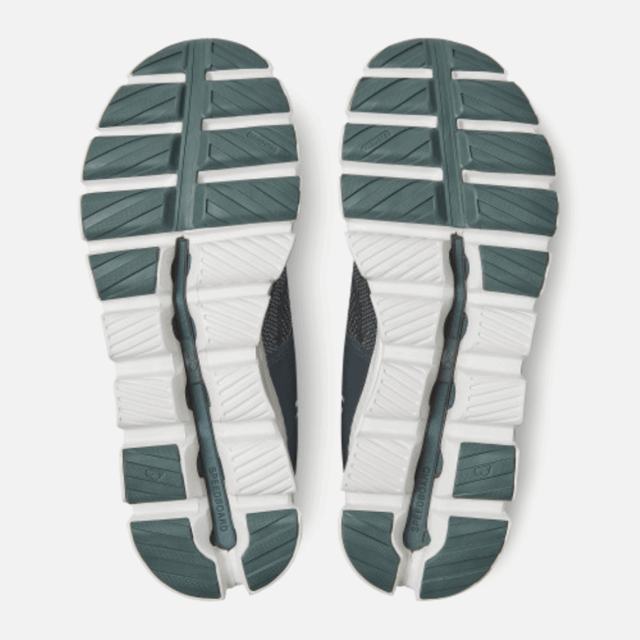 Olive Noire Sur Le Bord Du Nuage En Cours D'exécution