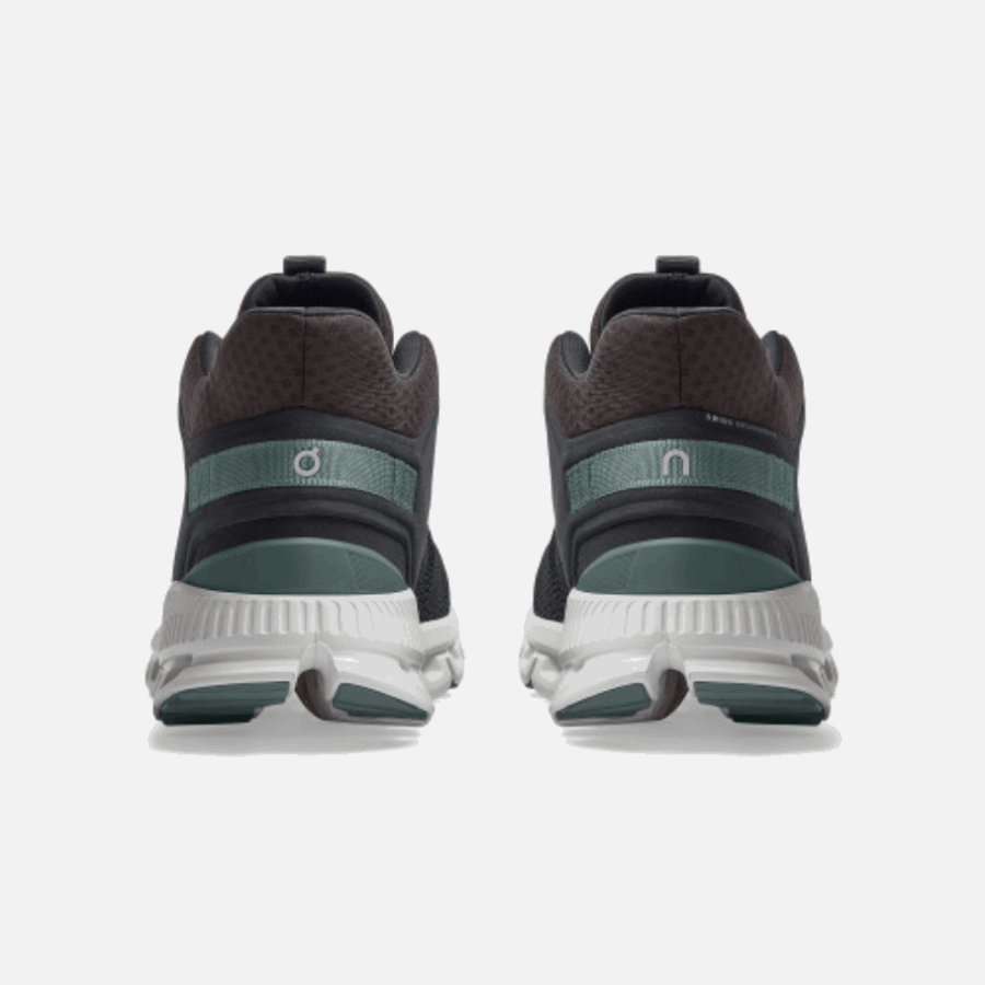 Olive Noire Sur Le Bord Du Nuage En Cours D'exécution