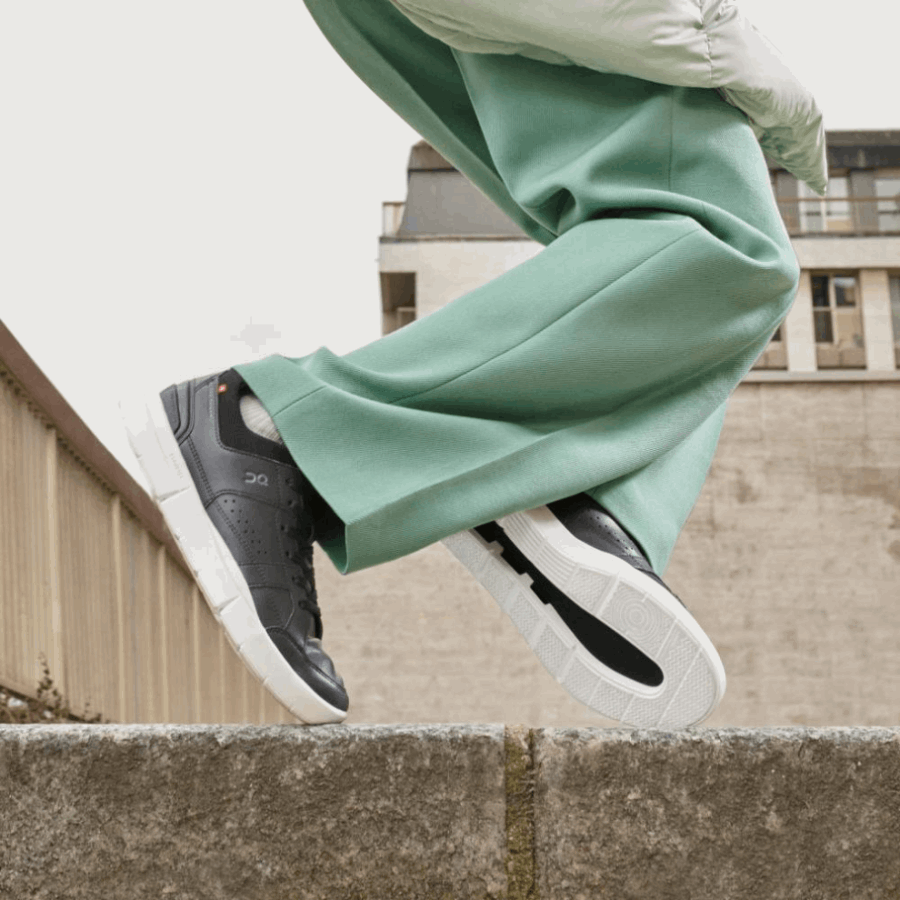 THE ROGER Clubhouse Black-White On Running