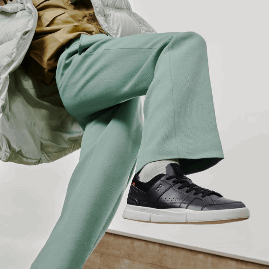 THE ROGER Clubhouse Black-White On Running