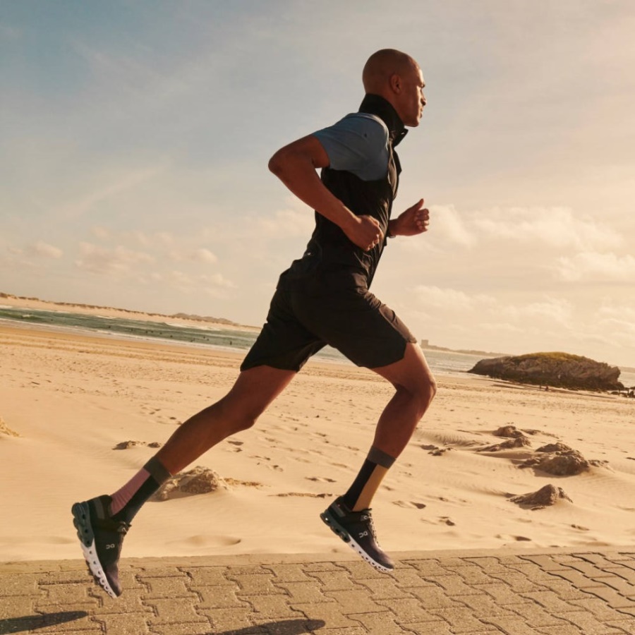 Cloudflow Sur L'asphalte Noir En Cours D'exécution