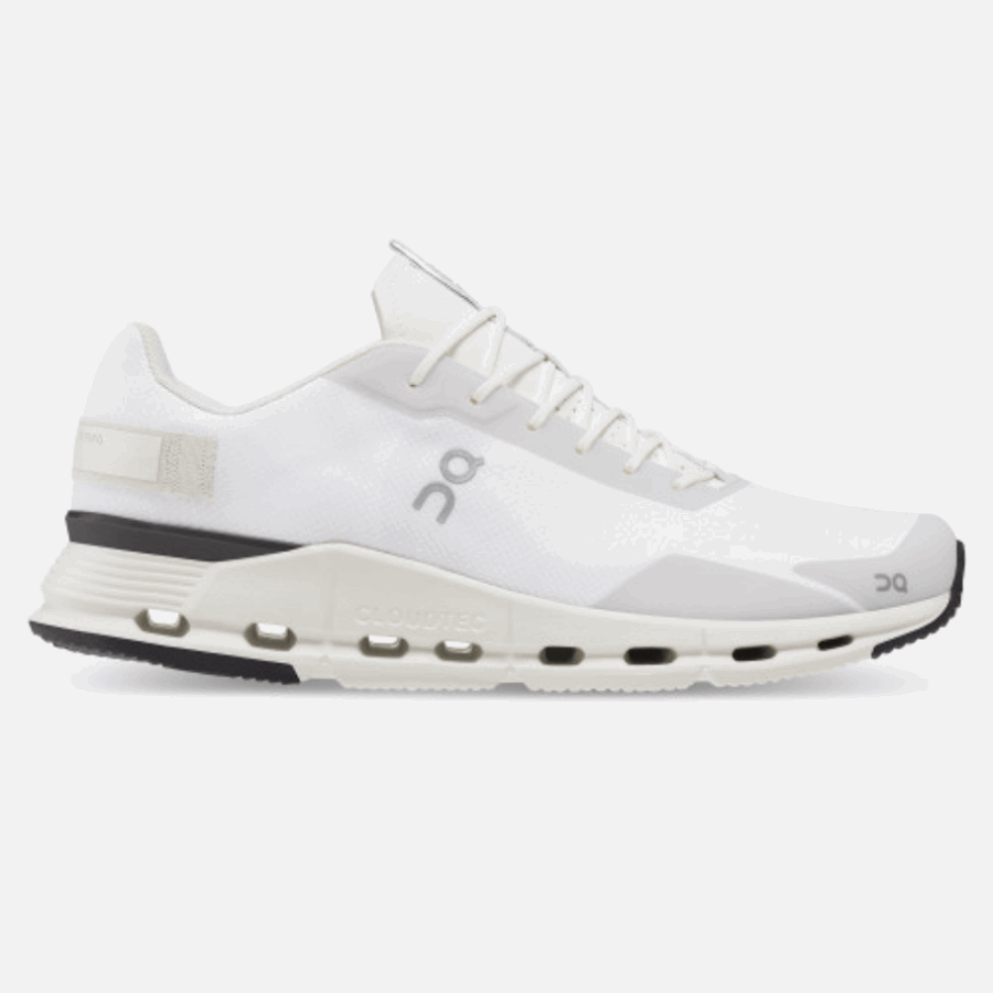 Forme Cloudnova à éclipse Blanche En Cours D'exécution