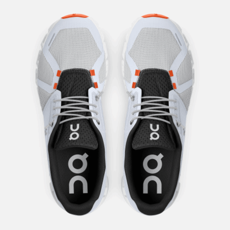 Cloud 5 Pousse La Flamme Blanche En Cours D'exécution