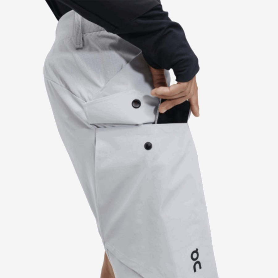 Grêle Sur Les Shorts D'explorateur En Cours D'exécution