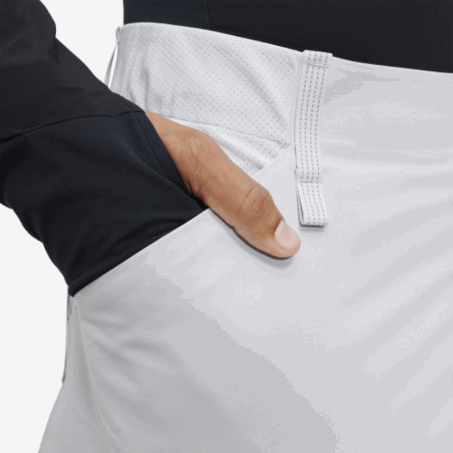 Grêle Sur Les Shorts D'explorateur En Cours D'exécution