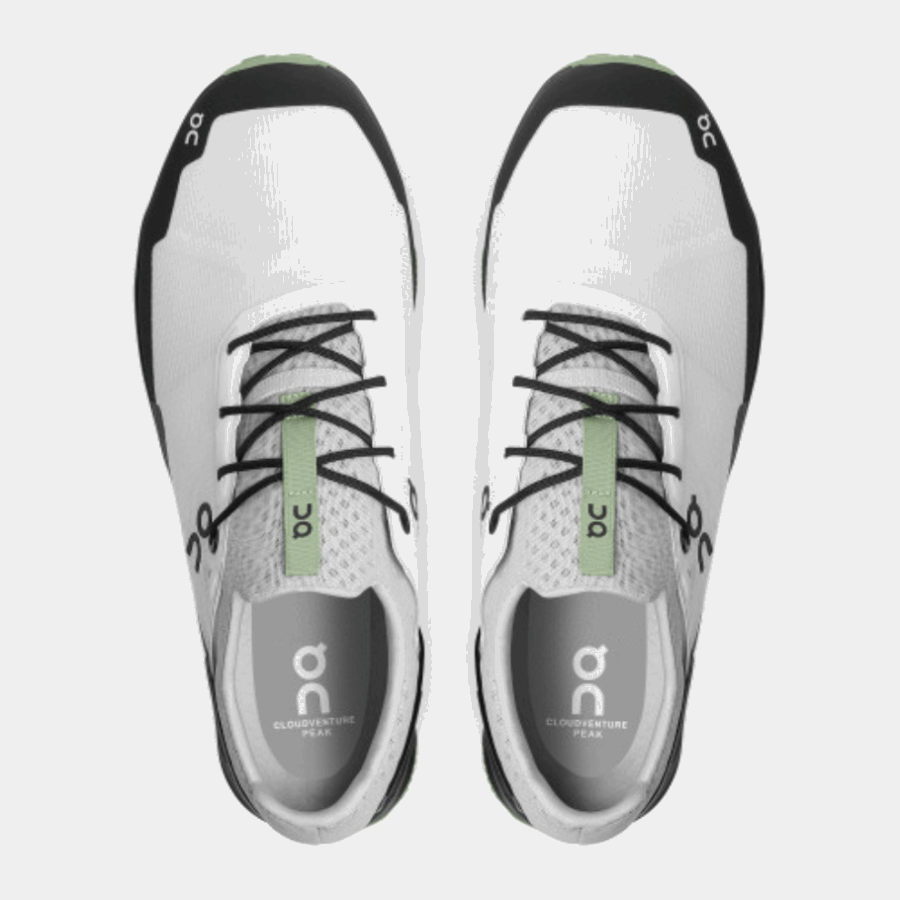 Sur Le Pic Cloudventure à Feuilles Blanches En Cours D'exécution