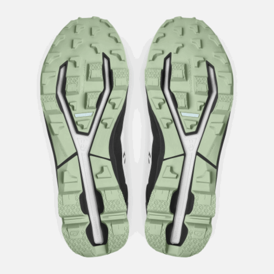 Sur Le Pic Cloudventure à Feuilles Blanches En Cours D'exécution