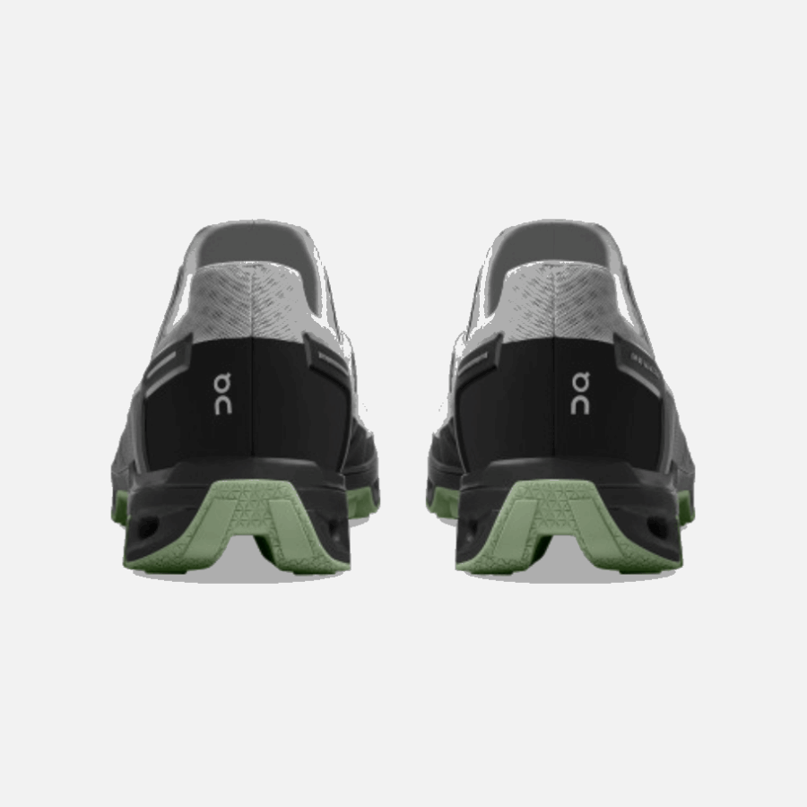 Sur Le Pic Cloudventure à Feuilles Blanches En Cours D'exécution