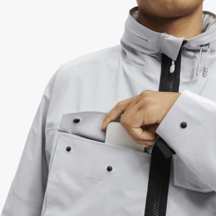 Sur La Grêle De La Veste D'explorateur En Cours D'exécution