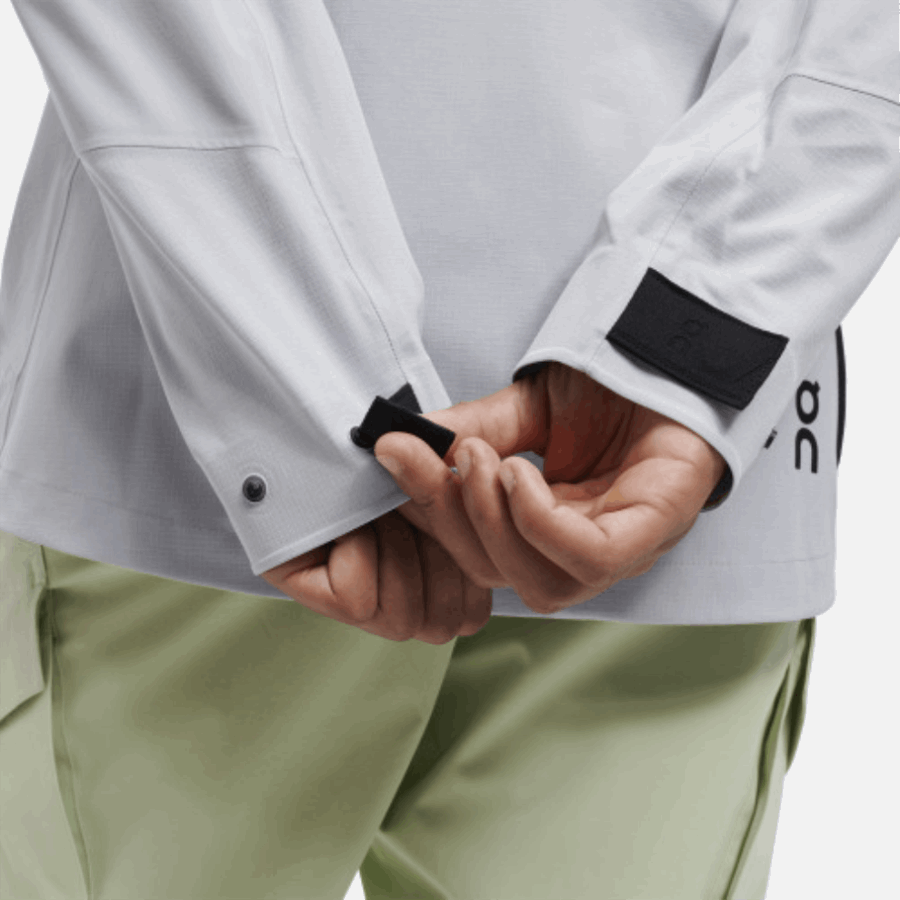 Sur La Grêle De La Veste D'explorateur En Cours D'exécution