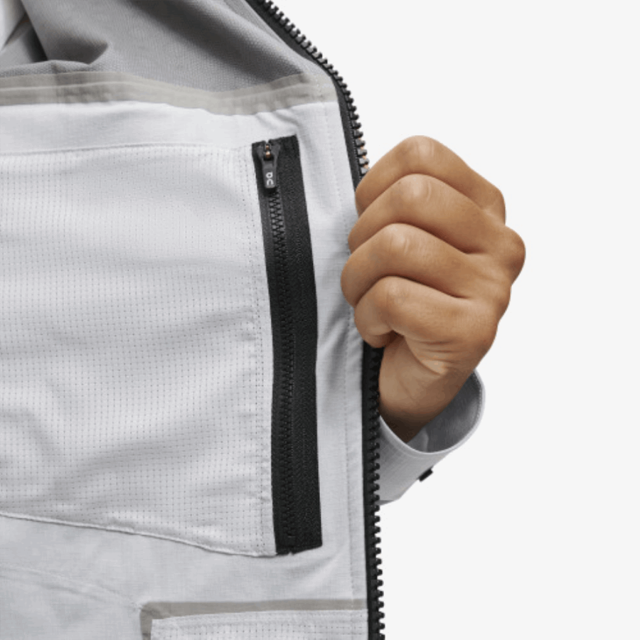 Sur La Grêle De La Veste D'explorateur En Cours D'exécution