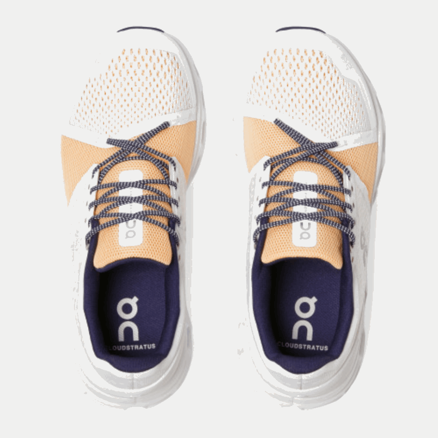 Cloudstratus Sur L'exécution De Blanc-amande