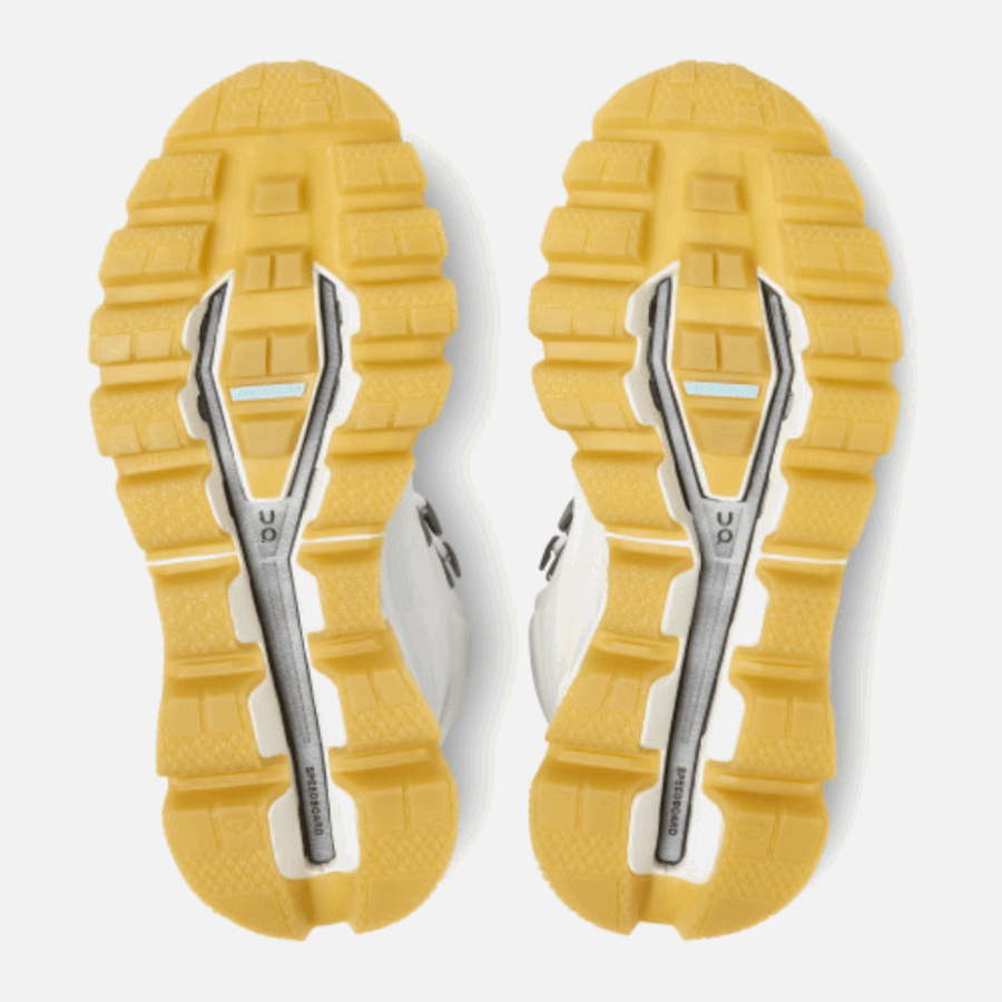 Bord De Cloudrock Brut Sur L'exécution Non Teint