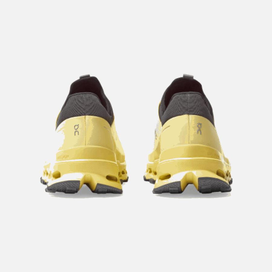 Cloudultra En Cours D'exécution Sous Les Feux De La Rampe-eclipse