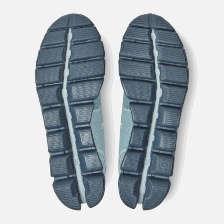 Sur La Mer Monochrome Nuage En Cours D'exécution