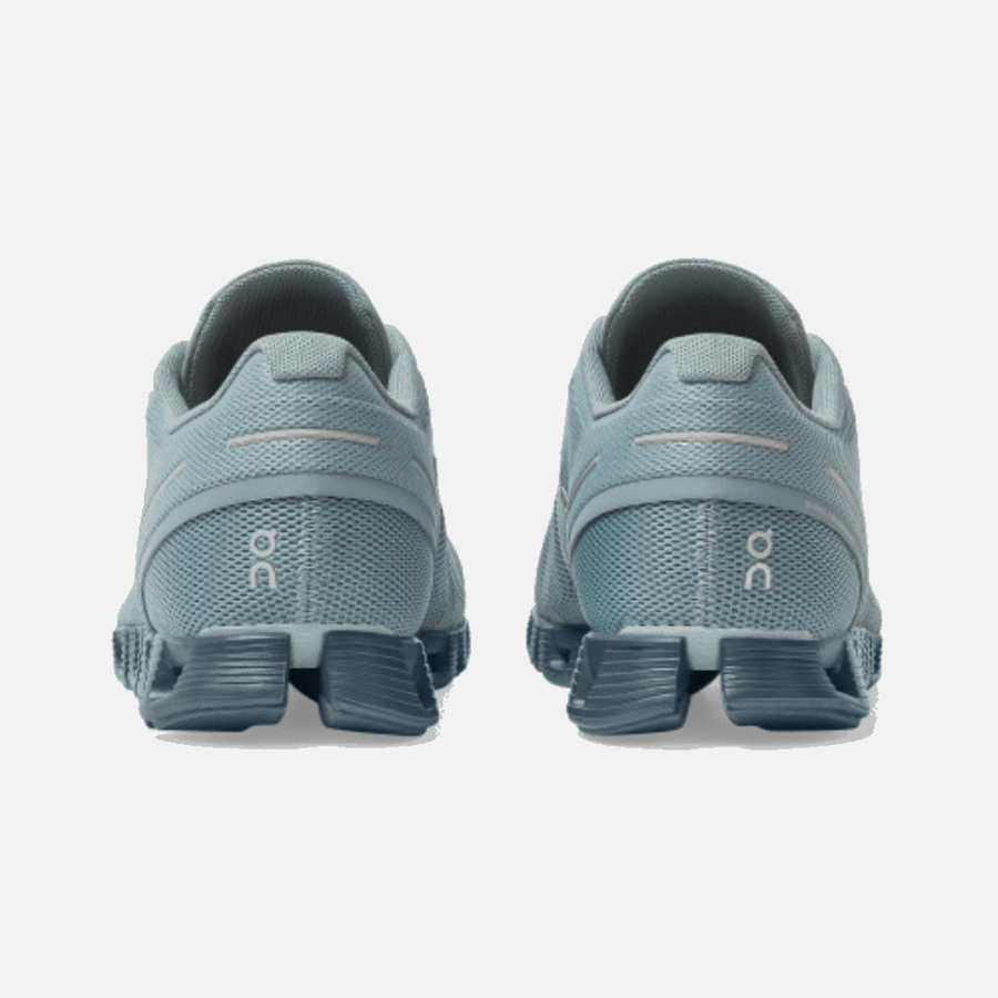 Sur La Mer Monochrome Nuage En Cours D'exécution