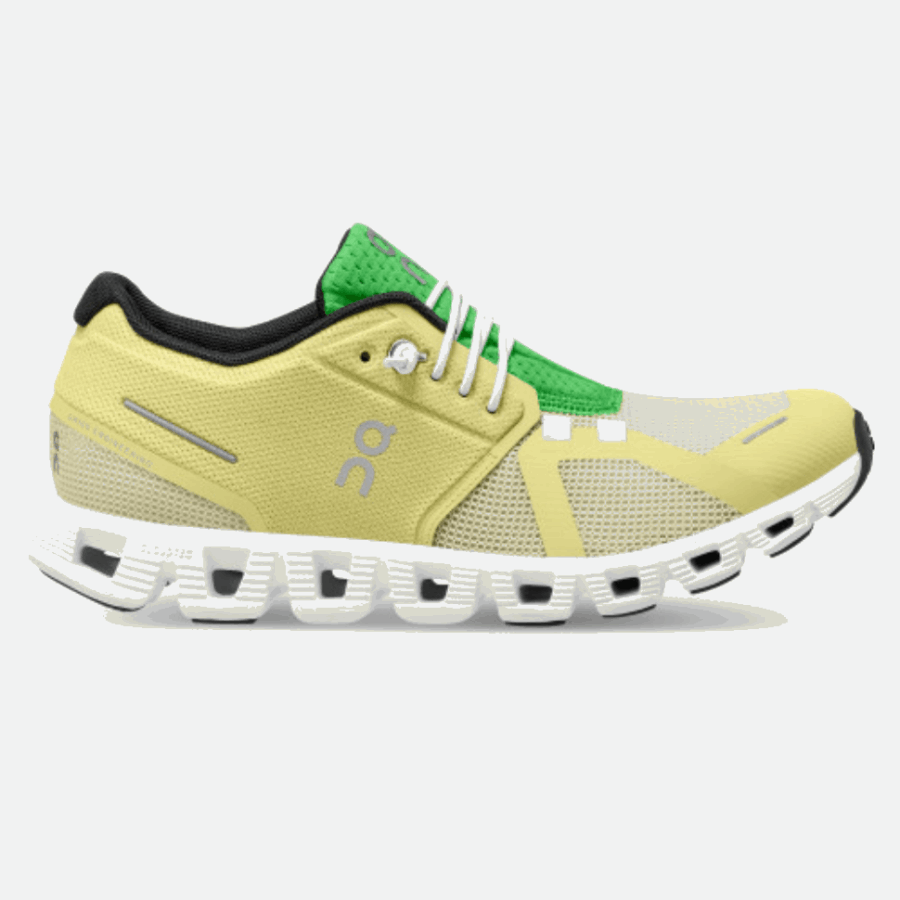 Cloud 5 Pousser Hay-acacia Sur La Course