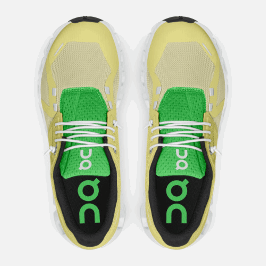 Cloud 5 Pousser Hay-acacia Sur La Course