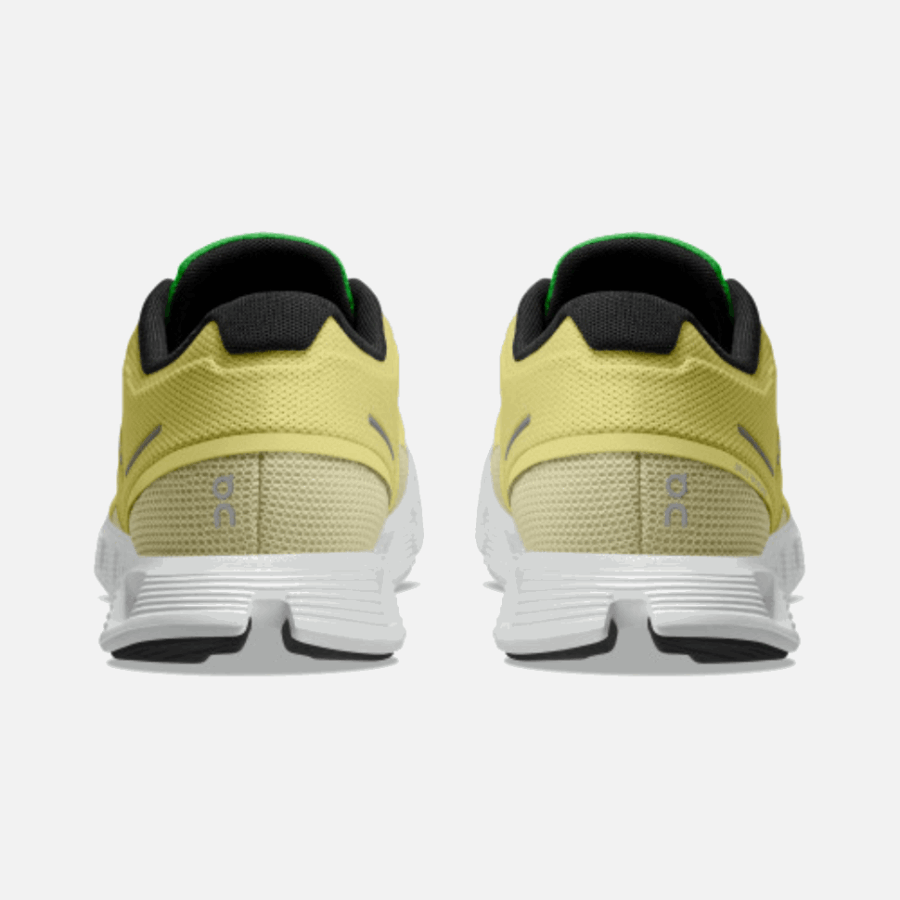 Cloud 5 Pousser Hay-acacia Sur La Course