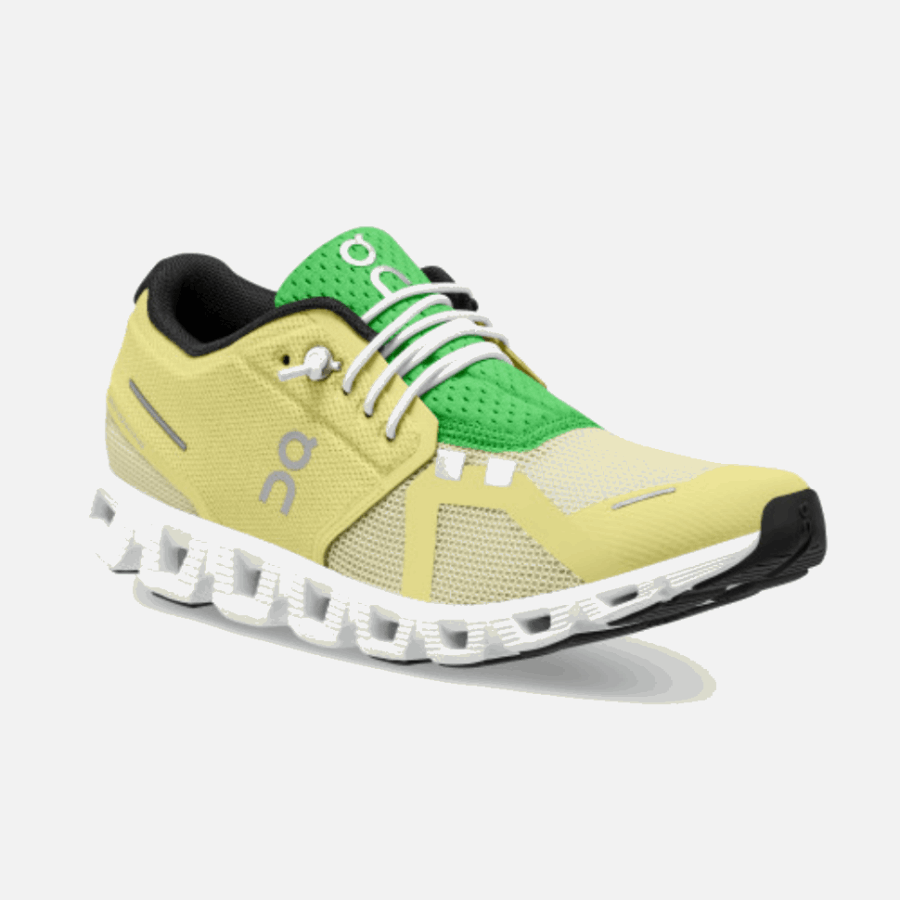 Cloud 5 Pousser Hay-acacia Sur La Course