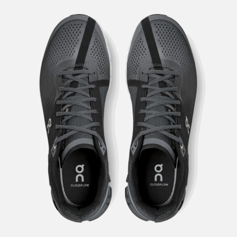 Cloudflow Large Sur L'asphalte Noir En Cours D'exécution