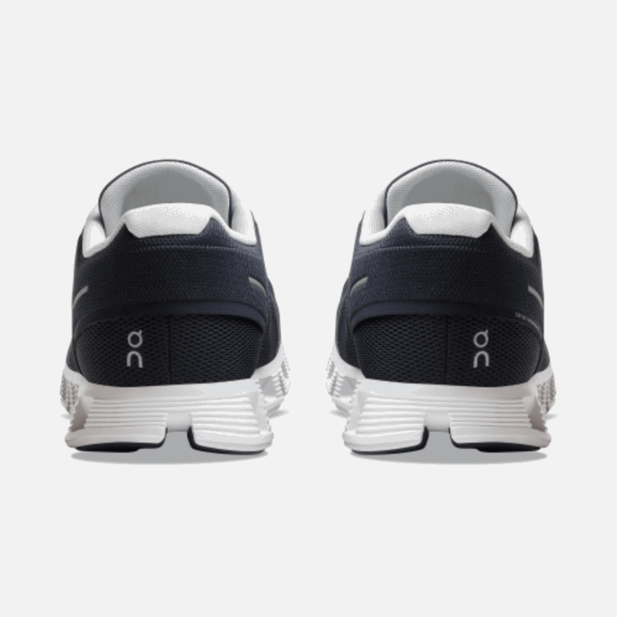 Cloud 5 En Cours D'exécution En Blanc De Minuit