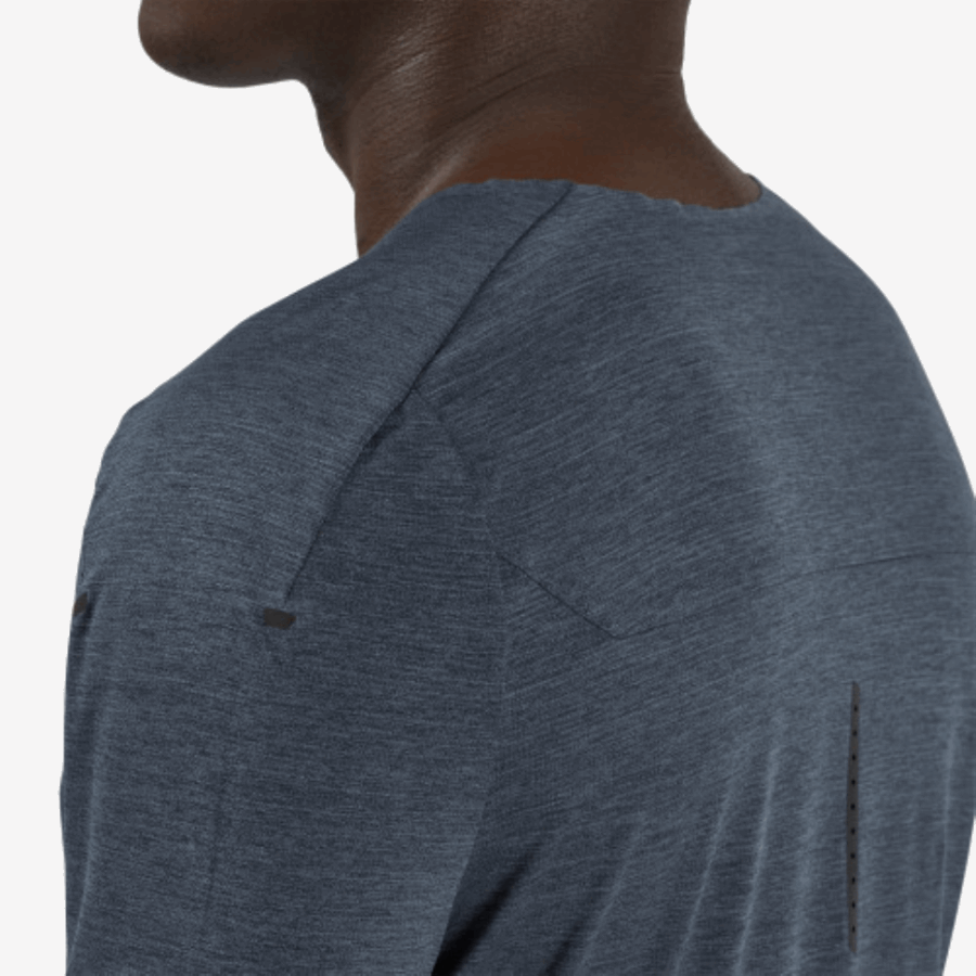 Performance Long-t Sombre En Cours D'exécution