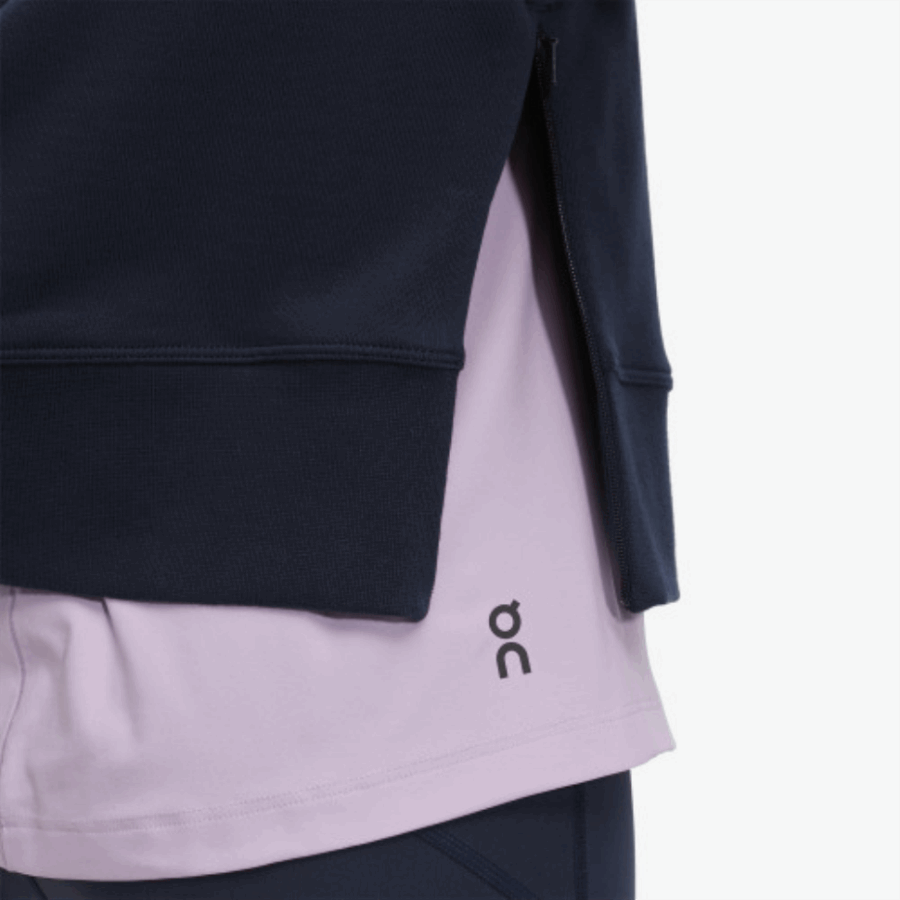 Col Rond Bleu Marine En Cours D'exécution