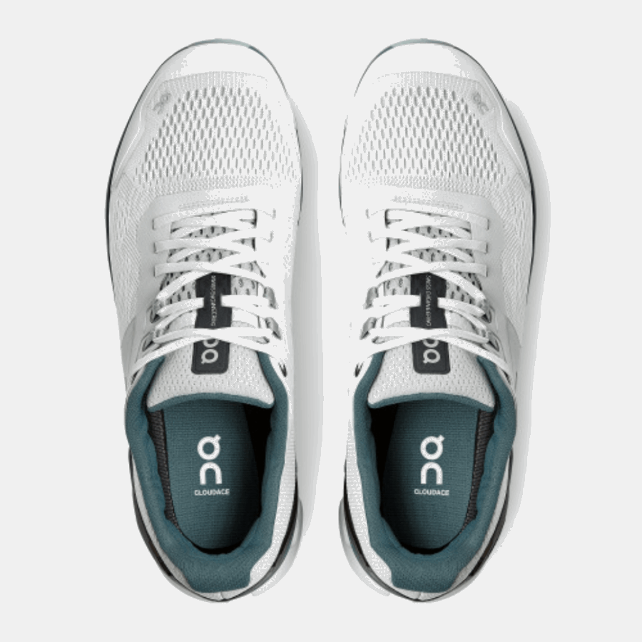 Sur La Marée De Glace De Cloudace En Cours D'exécution