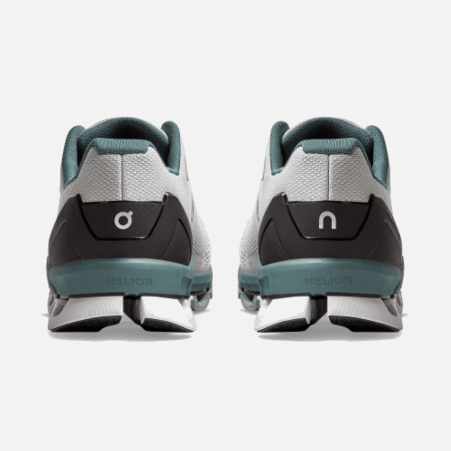 Sur La Marée De Glace De Cloudace En Cours D'exécution