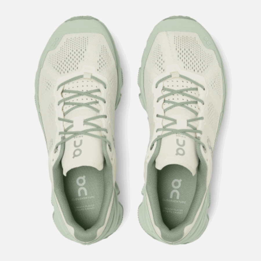 Cloudventure Sur L'exécution De Mousse Blanche