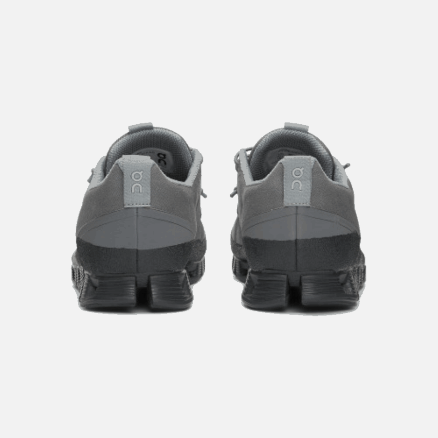 Creux De Nuage Sur L'exécution De L'ombre Grise