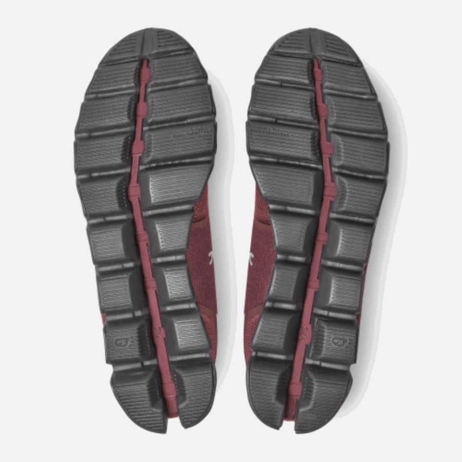 Nuage Monochrome Sur Le Mûrier En Cours D'exécution