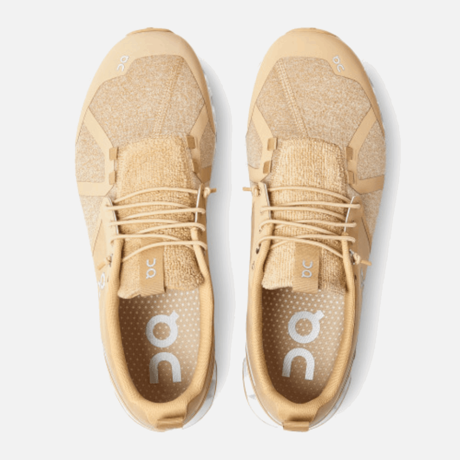 Nuage éponge Sur Dune En Cours D'exécution