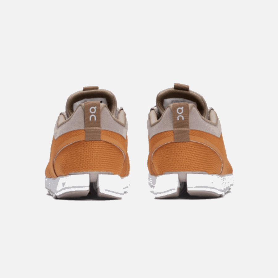 Faisceau De Nuage Sur La Noix De Pécan En Cours D'exécution